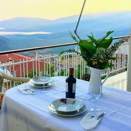 Delphic Horizons Delphoi